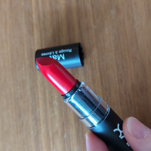 NYX Matte Lipstick MLS10 - Perfect Red - Picture 8 of 8